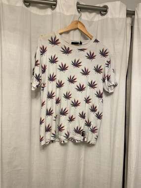 WeSC Psycho Weed All Over Print T-Shirt White Men’s Size L
Women’s Size XL